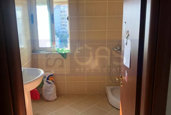 Shtepi me qera Apartament ne Tirane, 2+1, Mobilimi Bosh, pa mobiluar, Pagesa 600  Euro.