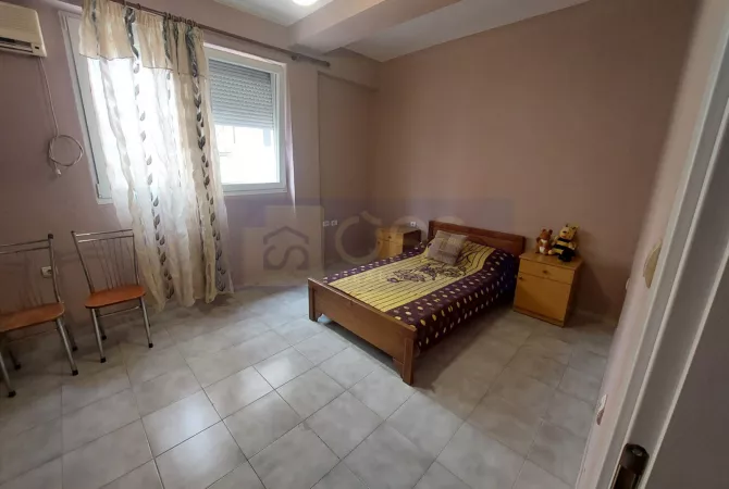 Shtepi me qera Vila Luksoze ne Tirane, 7+1, Mobilimi E mobiluar, Pagesa 1,200  Euro.