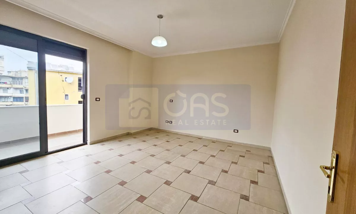 Shtepi me qera Apartament ne Tirane, 3+1, Mobilimi Bosh, pa mobiluar, Pagesa 950  Euro.