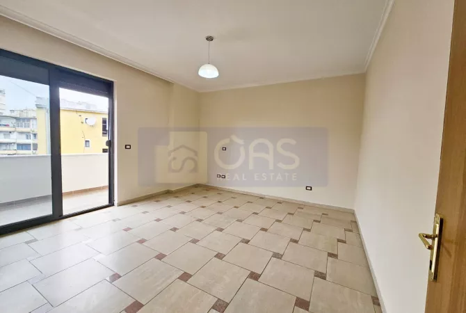 Jepet me qera apartament 3+1+2 ballkone ne qender.