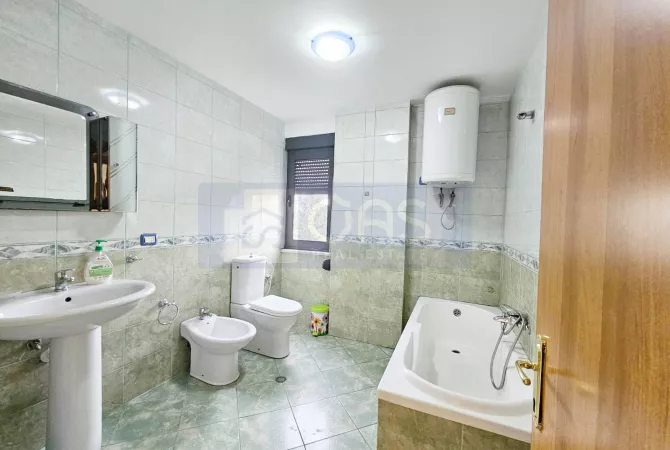 Shtepi me qera Apartament ne Tirane, 3+1, Mobilimi Bosh, pa mobiluar, Pagesa 950  Euro.