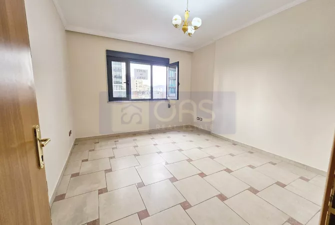 Shtepi me qera Apartament ne Tirane, 3+1, Mobilimi Bosh, pa mobiluar, Pagesa 950  Euro.