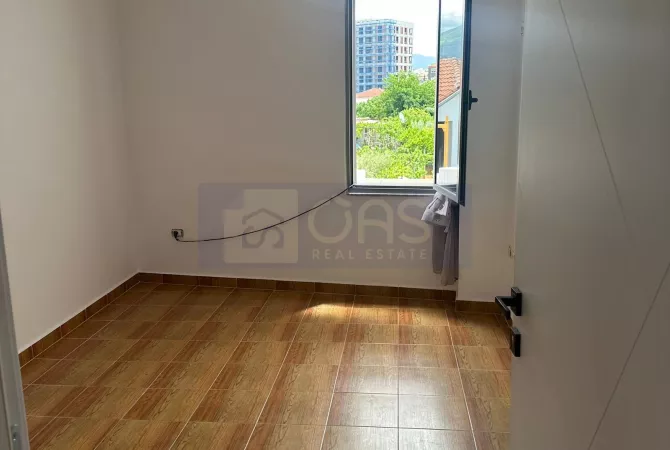 Jepet me qera apartament 3+1+2  Rruga Selam Riza 