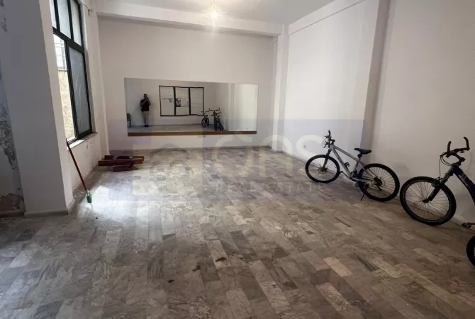 Jepet me qera ambient tek rruga e Bogdaneve(Qender).