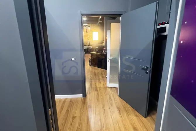 Jepet me qera ambient tek rruga e Bogdaneve(Qender).