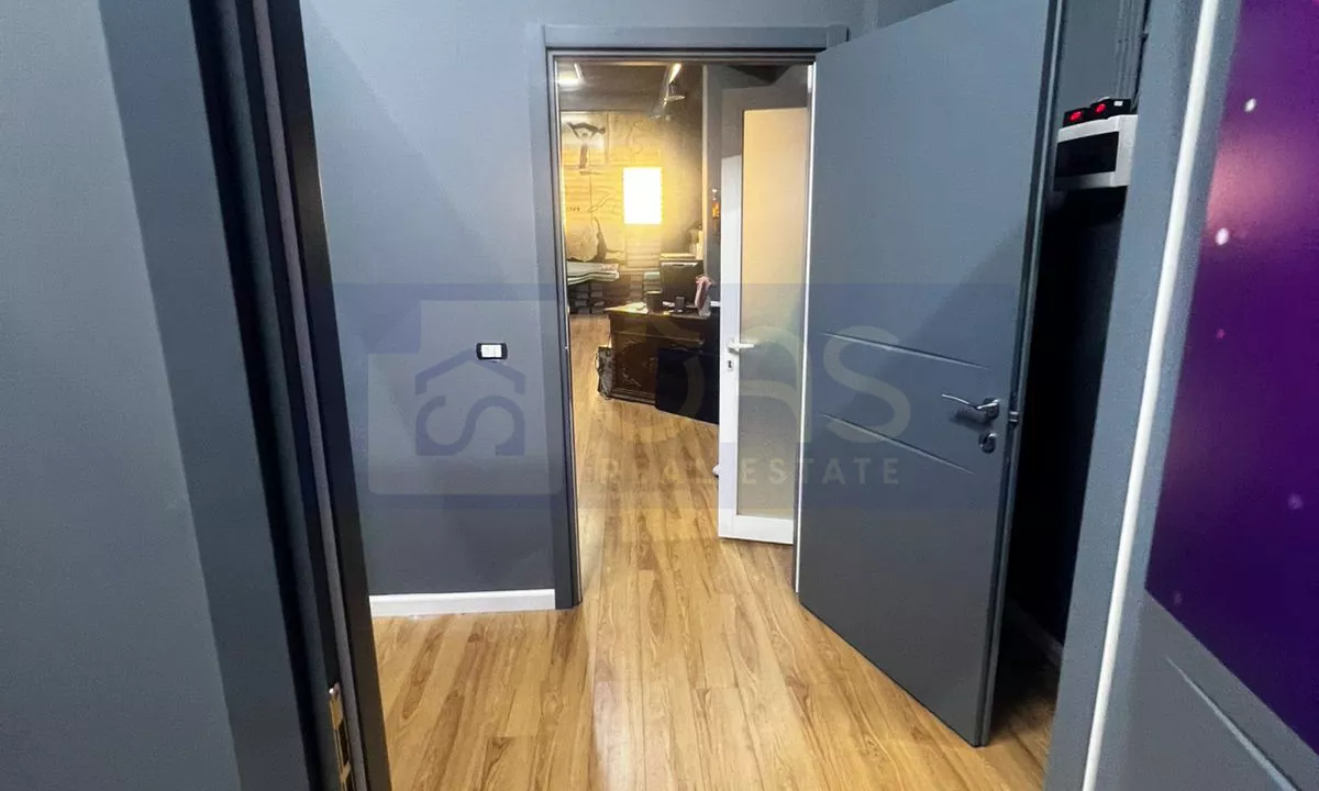 Jepet me qera ambient tek rruga e Bogdaneve(Qender).