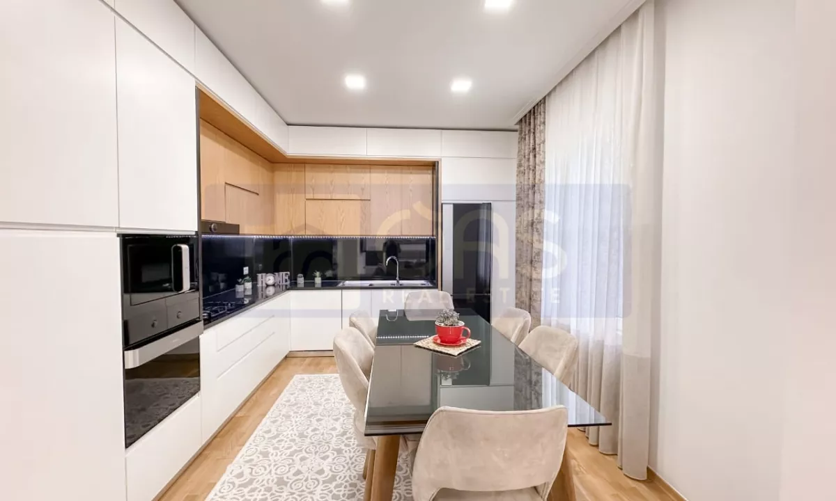 Shtepi ne shitje Apartament ne Tirane, 3+1, Mobilimi E mobiluar, Pagesa 250,000  Euro.