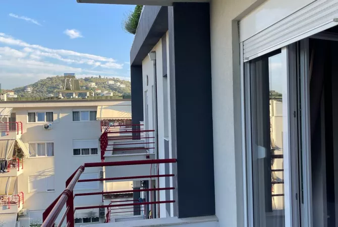 Shtepi me qera Apartament ne Tirane, 3+1, Mobilimi E mobiluar, Pagesa 1,300  Euro.