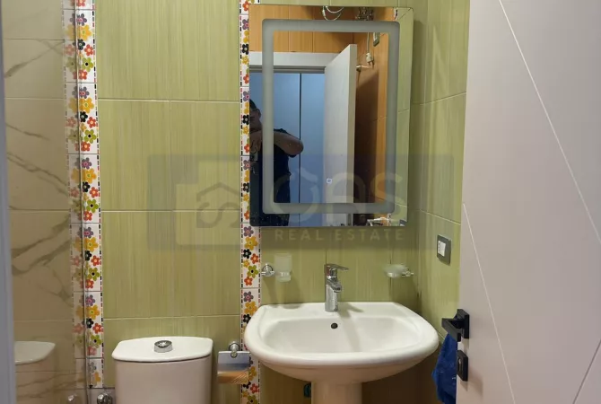 Shtepi me qera Apartament ne Tirane, 3+1, Mobilimi E mobiluar, Pagesa 700  Euro.