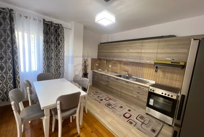 Shtepi me qera Apartament ne Tirane, 2+1, Mobilimi E mobiluar, Pagesa 500  Euro.