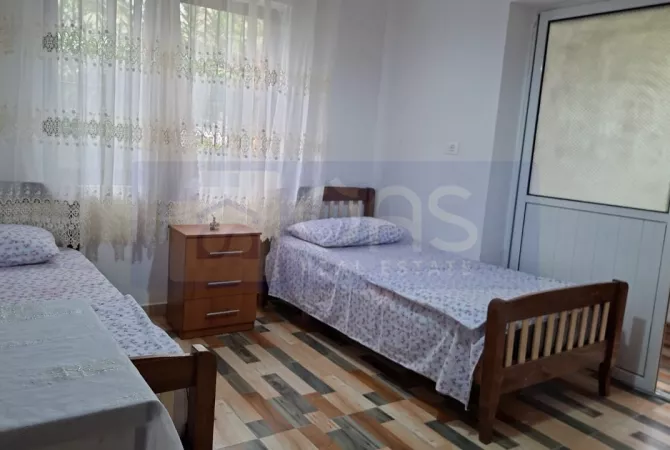 Jepet me qera apartament 2+1+ballkon tek Shkolla e Bashkuar.