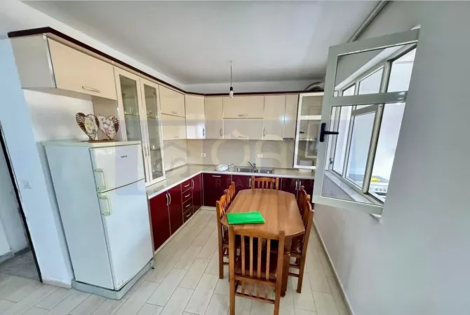 Shtepi me qera Apartament ne Tirane, 2+1, Mobilimi E mobiluar, Pagesa 400  Euro.