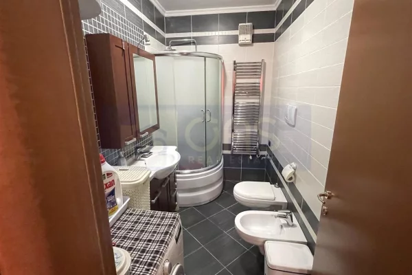 Shtepi me qera Apartament ne Tirane, 2+1, Mobilimi E mobiluar, Pagesa 1,000  Euro.