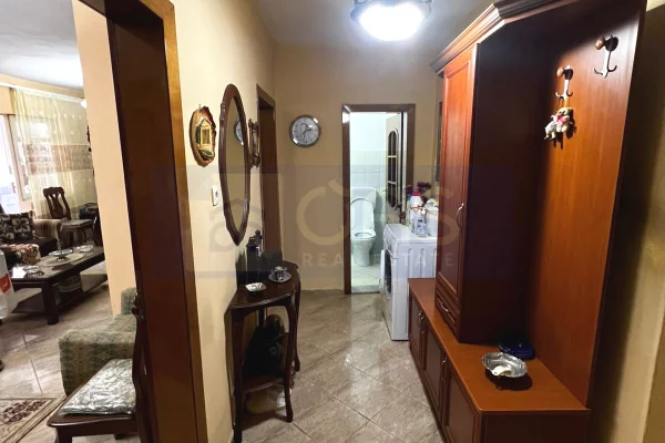 Jepet me qera apartament 1+1 tek Rruga e Kosovareve.  450 euro