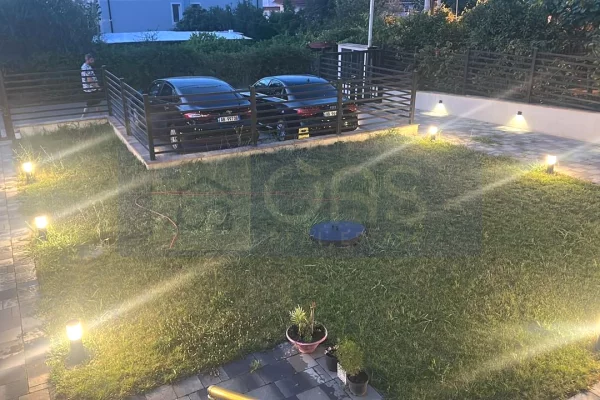 Shtepi me qera Shtepi Private ne Tirane, 3+1, Mobilimi E mobiluar, Pagesa 700  Euro.