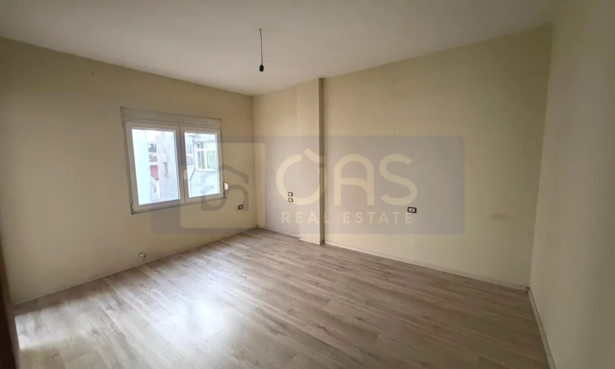 Shtepi me qera Apartament ne Tirane, 3+1, Mobilimi Pjeserisht e mobiluar, Pagesa 450  Euro.