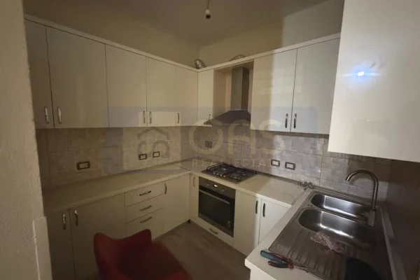 Shtepi me qera Apartament ne Tirane, 3+1, Mobilimi Pjeserisht e mobiluar, Pagesa 450  Euro.