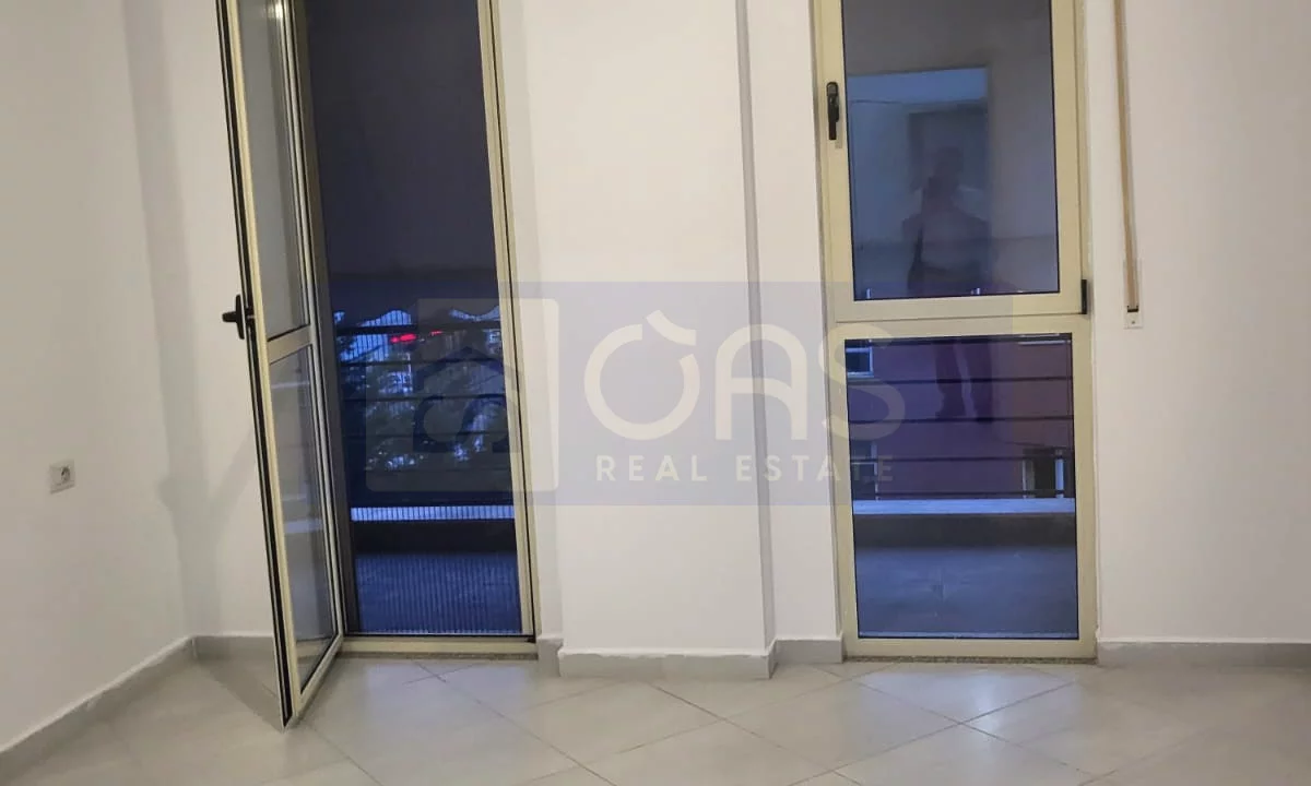 Shtepi me qera Apartament ne Tirane, 2+1, Mobilimi Pjeserisht e mobiluar, Pagesa 650  Euro.