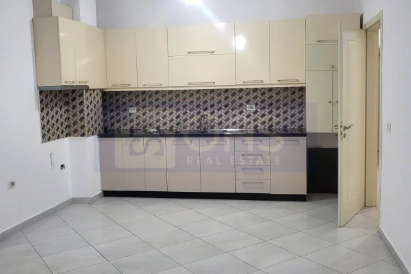 Shtepi me qera Apartament ne Tirane, 2+1, Mobilimi Pjeserisht e mobiluar, Pagesa 650  Euro.