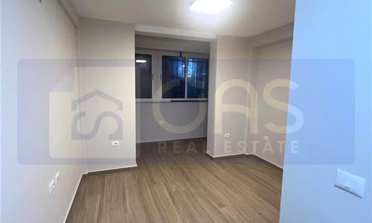 Jepet ambjent me qera per zyre/klinike ne Bllok 600 euro