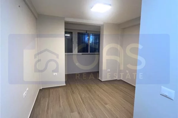 Jepet ambjent me qera per zyre/klinike ne Bllok 600 euro