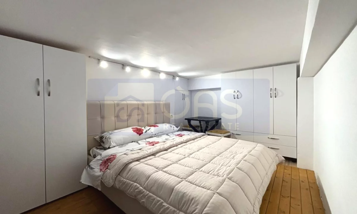 Shtepi ne shitje Duplex(shtepi me 2 kate) ne Tirane, Garsoniere, Mobilimi Pjeserisht e mobiluar, Pagesa 45,000  Euro.