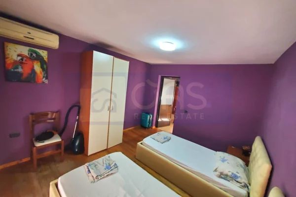 Shtepi ne shitje Apartament ne Tirane, 3+1, Mobilimi E mobiluar, Pagesa 225,000  Euro.