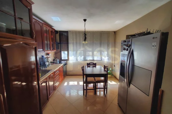 Shtepi ne shitje Apartament ne Tirane, 3+1, Mobilimi E mobiluar, Pagesa 225,000  Euro.