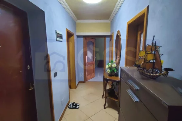 Shtepi ne shitje Apartament ne Tirane, 3+1, Mobilimi E mobiluar, Pagesa 225,000  Euro.