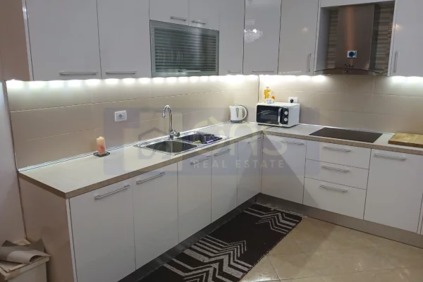 Shtepi me qera Apartament ne Tirane, 2+1, Mobilimi E mobiluar, Pagesa 500  Euro.