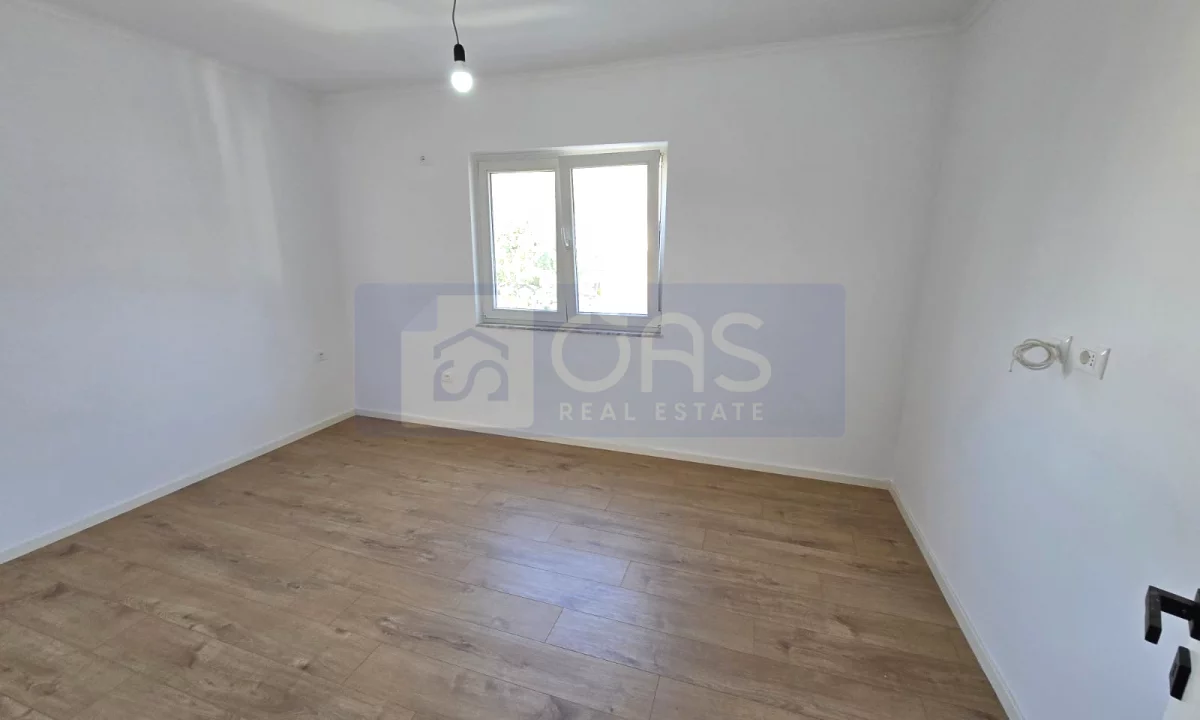 Shtepi ne shitje Apartament ne Tirane, 2+1, Mobilimi Bosh, pa mobiluar, Pagesa 128,000  Euro.