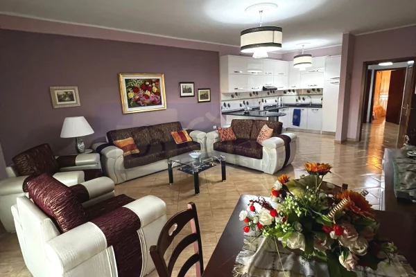 Shtepi me qera Apartament ne Tirane, 2+1, Mobilimi E mobiluar, Pagesa 550  Euro.