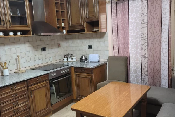 Shtepi me qera Apartament ne Tirane, 2+1, Mobilimi E mobiluar, Pagesa 650  Euro.