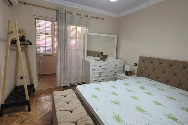 Shtepi me qera Apartament ne Tirane, 2+1, Mobilimi E mobiluar, Pagesa 650  Euro.