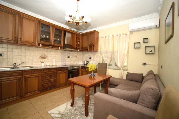 Shtepi me qera Apartament ne Tirane, 2+1, Mobilimi E mobiluar, Pagesa 650  Euro.