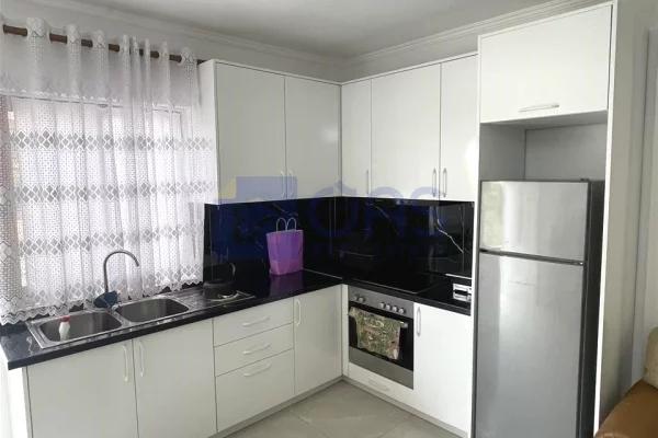 Jepet me Qera Apartament 1+1+Post parkimi ne Institut.