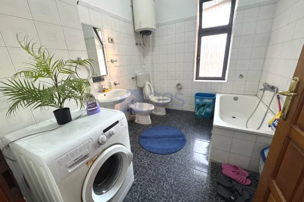 Shtepi me qera Apartament ne Tirane, 1+1, Mobilimi E mobiluar, Pagesa 40,000  Leke.