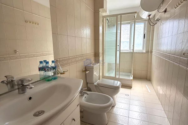 Shtepi me qera Apartament ne Tirane, 3+1, Mobilimi E mobiluar, Pagesa 55,000  Leke.