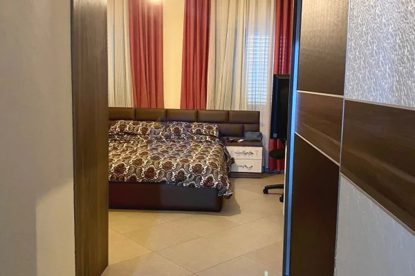 Shtepi ne shitje Apartament ne Tirane, 2+1, Mobilimi E mobiluar, Pagesa 165,000  Euro.