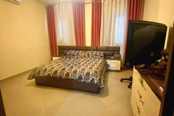 Shtepi ne shitje Apartament ne Tirane, 2+1, Mobilimi E mobiluar, Pagesa 165,000  Euro.