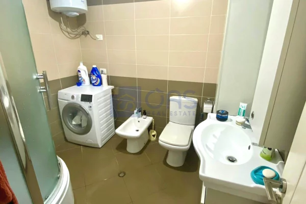 Shtepi ne shitje Apartament ne Tirane, 2+1, Mobilimi E mobiluar, Pagesa 165,000  Euro.