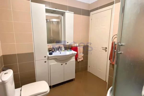 Shtepi ne shitje Apartament ne Tirane, 2+1, Mobilimi E mobiluar, Pagesa 165,000  Euro.