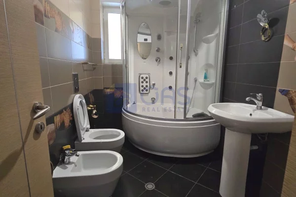 Shtepi ne shitje Apartament ne Tirane, 2+1, Mobilimi E mobiluar, Pagesa 195,000  Euro.