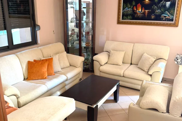 Jepet me qera apartament 2+1+2 ne 5 Maj 