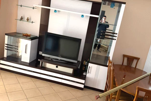 Shtepi me qera Apartament ne Tirane, 2+1, Mobilimi E mobiluar, Pagesa 500  Euro.