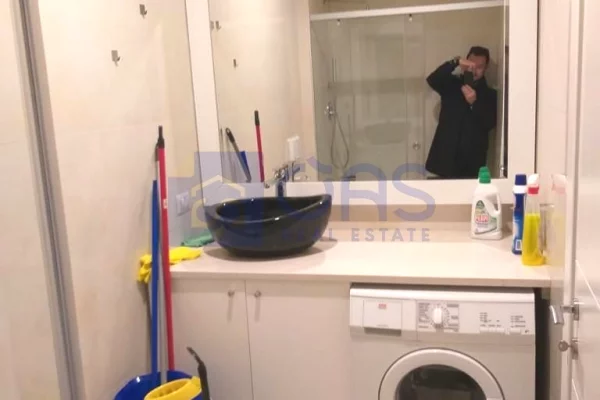 Shtepi me qera Apartament ne Tirane, 1+1, Mobilimi E mobiluar, Pagesa 950  Euro.