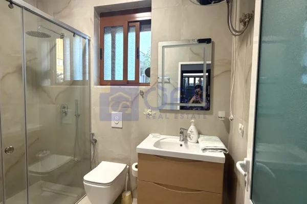 Shtepi me qera Apartament ne Tirane, 1+1, Mobilimi E mobiluar, Pagesa 45,000  Leke.