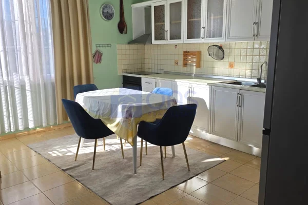 Shtepi me qera Apartament ne Tirane, 2+1, Mobilimi E mobiluar, Pagesa 65,000  Leke.