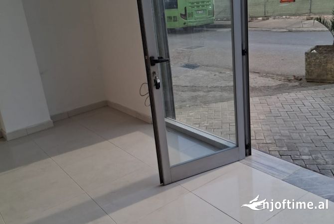 Ambiente Commerciale in Affitto 1+1 a Tirana - 50,000 Leke