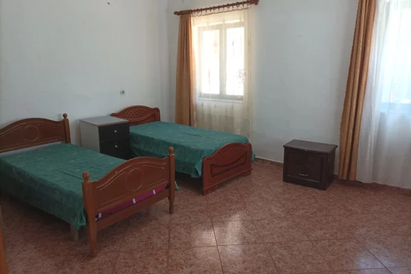 Shtepi me qera Shtepi Private ne Tirane, 2+1, Mobilimi E mobiluar, Pagesa 400  Euro.